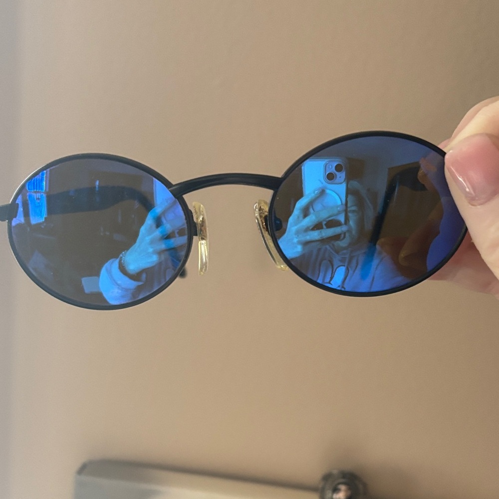 Vintage REVO Sunglasses with Black Frame and Vibrant Mirror Blue Lenses - Picture 4 of 5